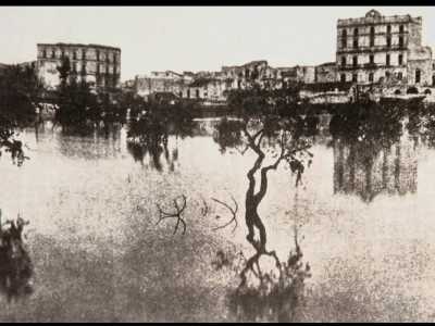 La dimora fu edificata su un�area corrispondente all�antico alveo del torrente Picone. Proprio per via della sua posizione tutta la zona, durante le forti piogge, si inondava di continuo. Nella foto il palazzo circondato da terreni sommersi dopo l�alluvione di Bari del 1905